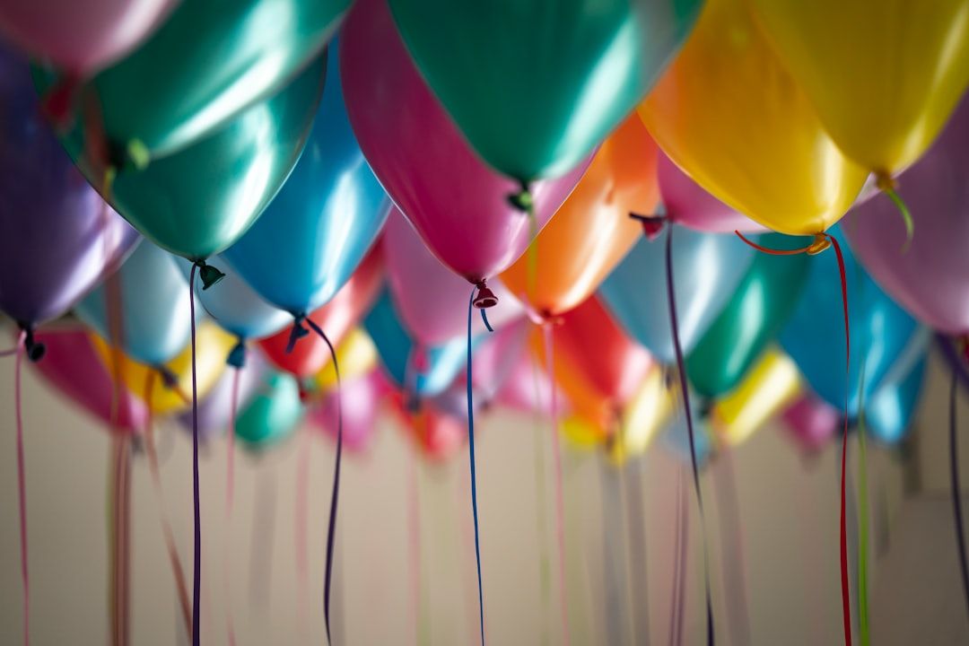 Färgglada ballonger fyllda med helium svävar tätt tillsammans.