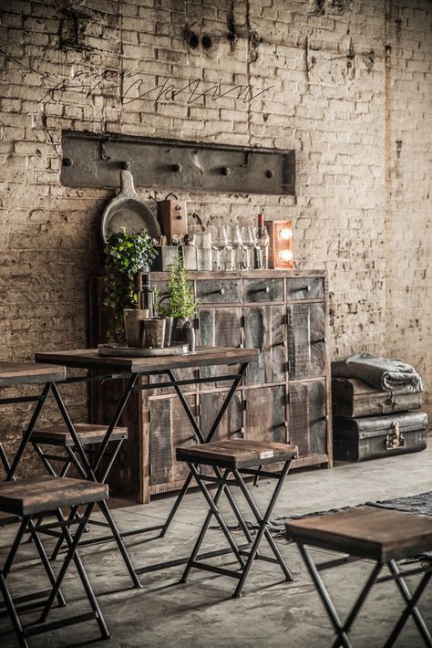 Industriell eventlokal på Södermalm med tegelväggar och rustika möbler.